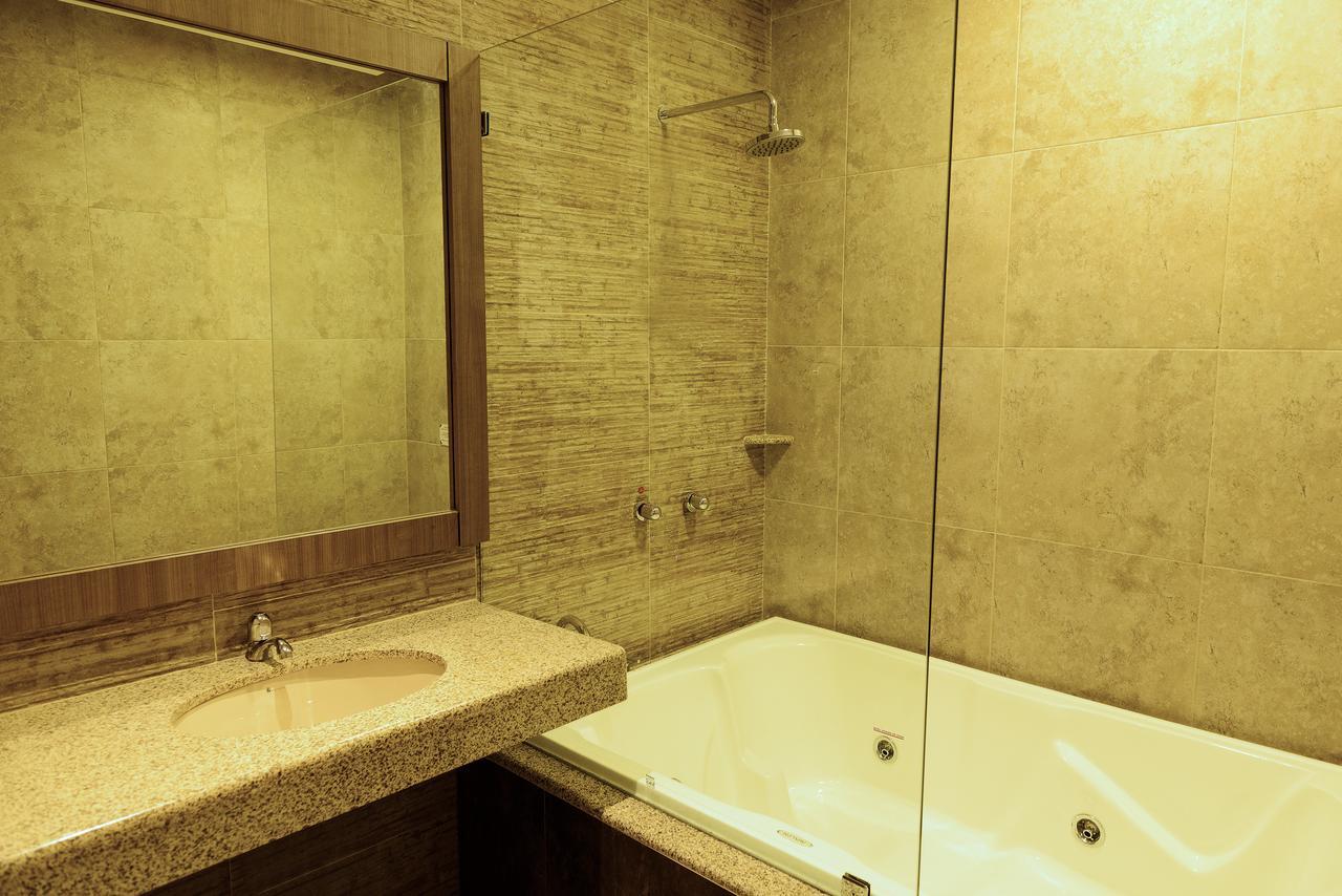 Np Hotel Y Suites Гуаякиль Экстерьер фото
